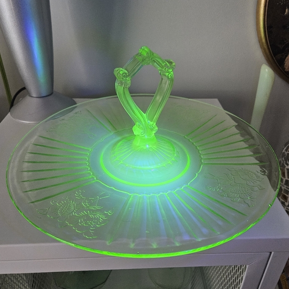 Hocking Green Mayfair Glass Sandwich Server UV Reactive - Picture 6 of 8